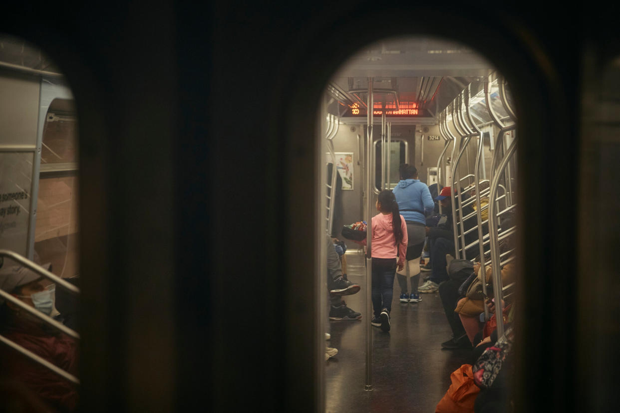 La imagen de niños que venden dulces en el metro se ha vuelto frecuente mientras las familias migrantes intentan subsistir en la ciudad de Nueva York. (Andres Kudacki/The New York Times)
