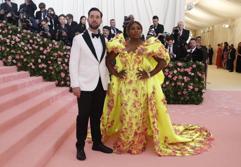 <p>Serena Williams, que era una de las anfitrionas de la noche, llegó a la gala con un vestido Versace amarillo y acompañada por su marido Alexis Ohanian, quien lució un sencillo y elegante traje en blanco y negro. (Foto: Mario Anzuoni / Reuters). </p>