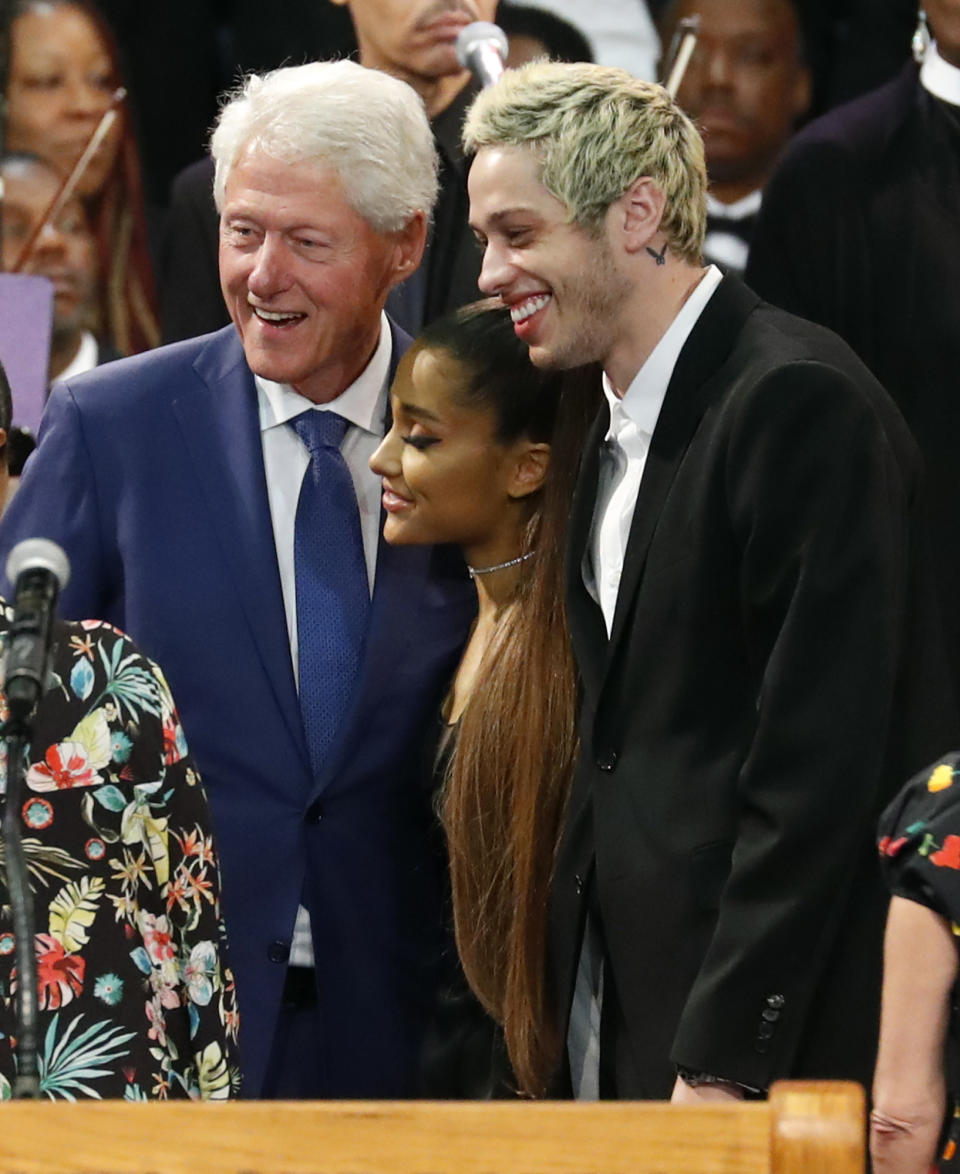 El expresidente Bill Clinton posa para una foto con Ariana Grande y Pete Davidson durante el funeral de Aretha Franklin, el viernes 31 de agosto del 2018 en el templo Greater Grace en Detroit. Franklin murió el 16 de agosto de cáncer pancreático a los 76 años. (AP Foto/Paul Sancya)