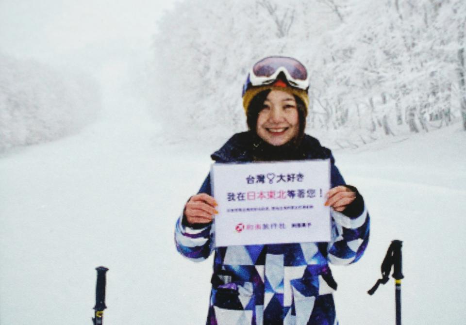 一日本民眾在雪地中問候台灣民眾，也歡迎台灣民眾在旅遊解封後到日本東北地區旅遊。   圖：張良一/翻攝