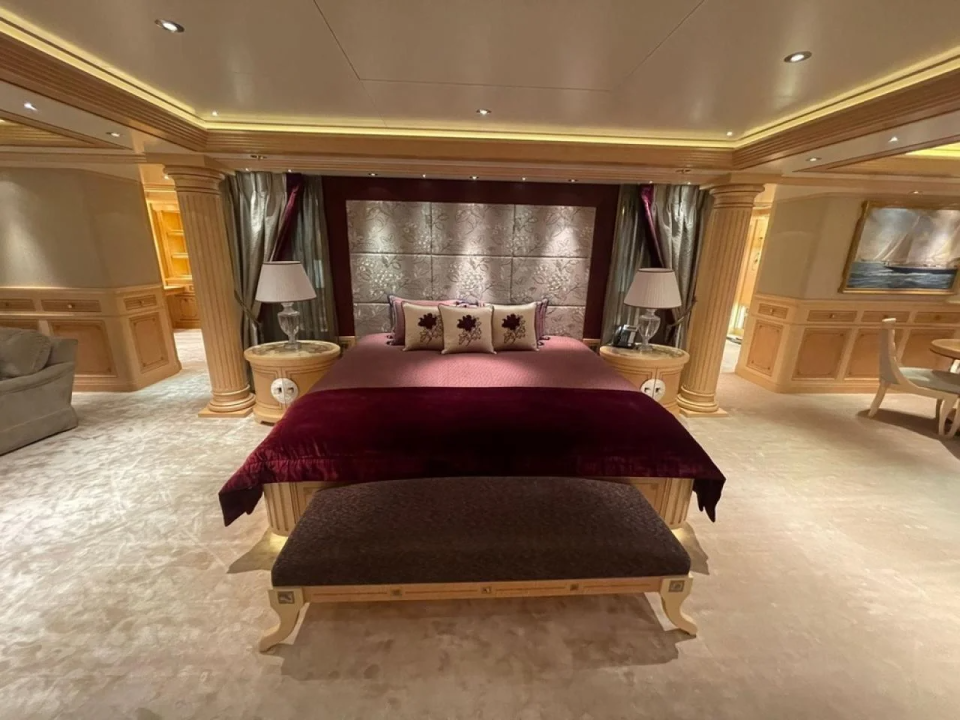 A bed with columns and a carpet worth almost 5 million rubles ($52.7 thousand) in the "master's bedroom" on Putin's yacht <span class="copyright">navalny.com</span>