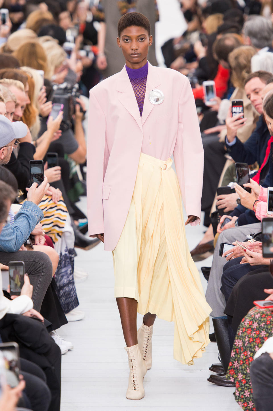 <p>Pastell-Rosa Blazer und gelber Rock aus der Frühjahr/Sommer 18 Céline Kollektion. (Bild: ImaxTree) </p>