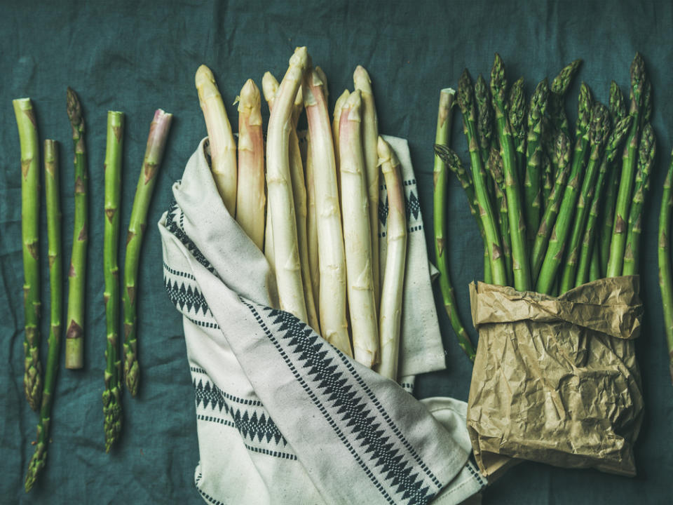 Während man weißen Spargel gründlich schälen muss, darf die grüne Variante ihre Schale behalten. (Bild: Foxys Forest Manufacture / Shutterstock.com)