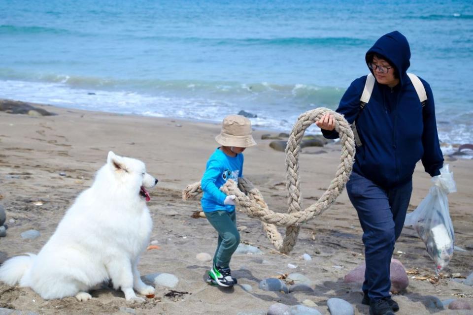 《圖說》「愛的淨行式 海有你真好」淨灘狗狗也參與淨灘。〈環保局提供〉