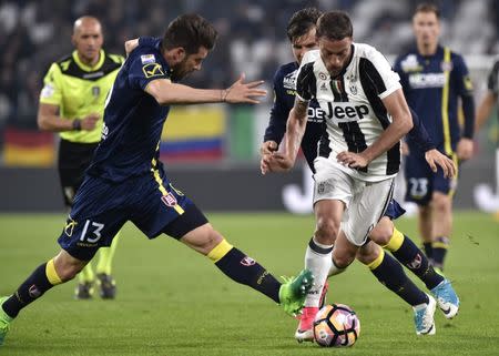 Football Soccer - Juventus v Chievo Verona - Italian Serie A - Juventus Stadium, Turin, Italy - 8/04/17 Juventus' Claudio Marchisio and Chievo Verona's Mariano Izco in action. REUTERS/Giorgio Perottino