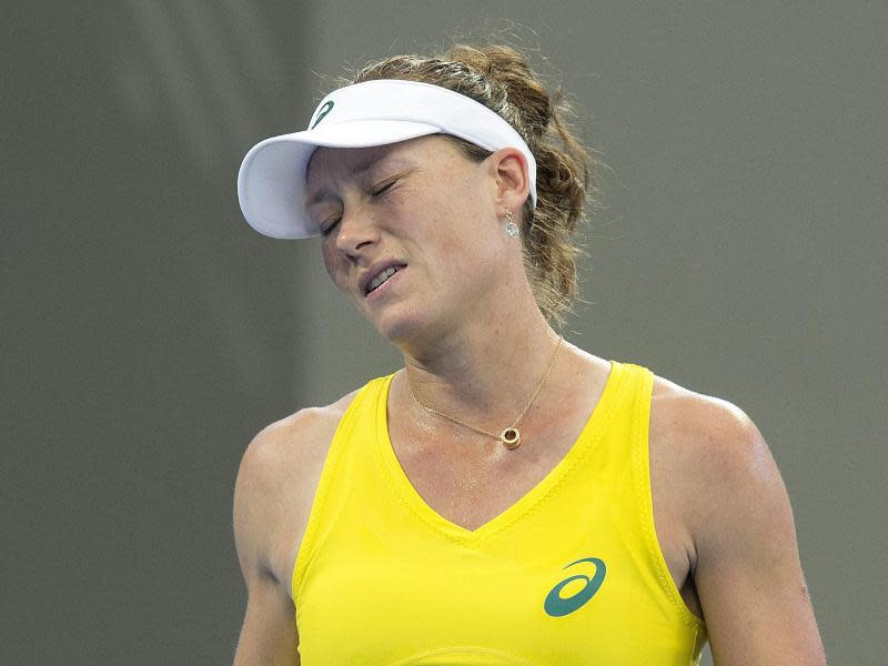 Samantha Stosur lässt nach der Niederlage den Kopf hängen. Foto: Dave Hunt