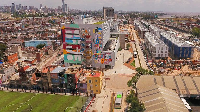 Imagen aérea actual del Barrio Mugica; Desde 2015, el GCBA puso en marcha un proyecto que implicó construcción de infraestructura y viviendas, entre otras mejoras