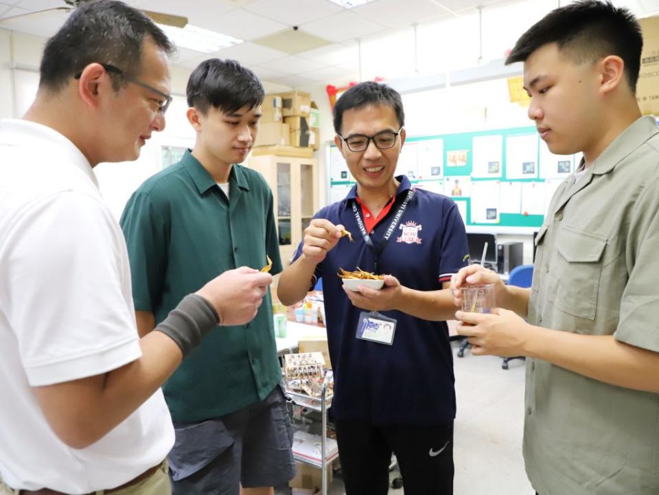 嘉大食品科學系陳志誠助理教授(右2)解說二氧化硫在金針花上的應用。（記者湯朝村翻攝)