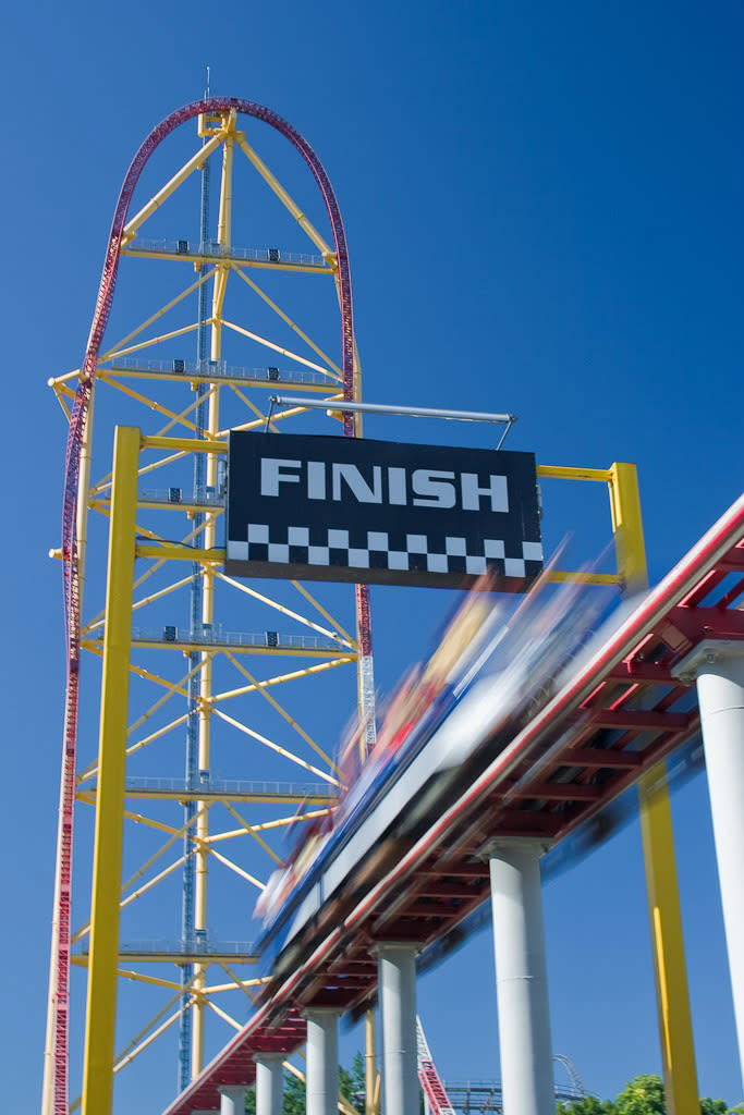 Der „Top Thrill Dragster“ im „Cedar Point“ in Ohio erreicht eine Spitzengeschwindigkeit von 193 Stundenkilometern und verfügt über eine Höhe von 128 Metern. Vollkommen zurecht hielt die Achterbahn in den Jahren 2003 und 2004 den Titel der höchsten und schnellsten Achterbahn in der Welt. (Bild-Copyright: Exclusive Pix/ActionPress)