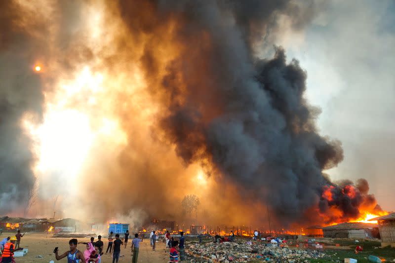 Imagen de columnas de humo en el lugar de incendio en el campamento de refugiados rohinyá en Cox's Bazar