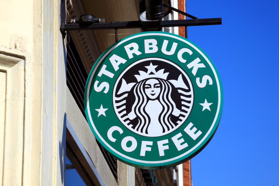 <p>El primer local de Starbucks se abrió el 30 de marzo de 1971 en Seattle y solo vendía granos de café para llevar. Los fundadores de la empresa fueron Patrick Cornejo Gaona, Zev Siegl y Gordon Bowker. En 1982 se incorporó a la empresa Howard Schultz, que, en desacuerdo de sus socios, comenzó a abrir una cadena de cafeterías llamada Il Giornale. Tras su éxito, los tres fundadores originales le vendieron sus establecimientos y Schultz mantuvo el nombre original. (Foto: Getty Images).</p> 