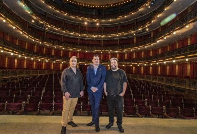 El secretario de Cultura de la Nación, Leo Cifelli (centro) junto a Gonzalo Demaría y Cristian Scotton, los nuevos directores del Teatro Nacional Cervantes