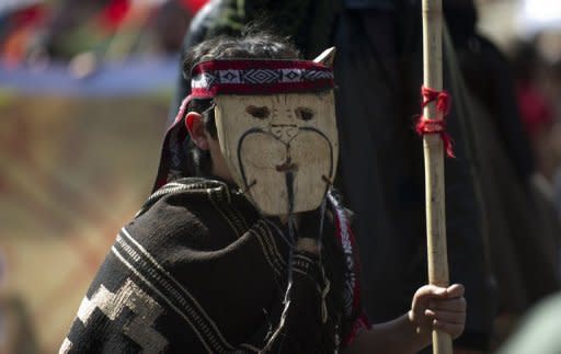 Unos 200 representantes de los indígenas mapuches se reunieron el miércoles en la primera Cumbre Mapuche, que finalizó con un llamamiento a una nueva relación entre los indígenas y el Estado chileno, que parta de la petición de perdón por el trato recibido. (AFP/Archivo | Martín Bernetti)