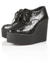 Wer es etwas extravaganter mag, gerne auffällt und mit dem Trend schwimmt, setzt zu Silvester auf Creepers – das Schuhwerk, das 2012 die Bloggerwelt in zwei Lager spaltete. Plateau-Creepers von Topshop über www.topshop.com um 150 Euro.