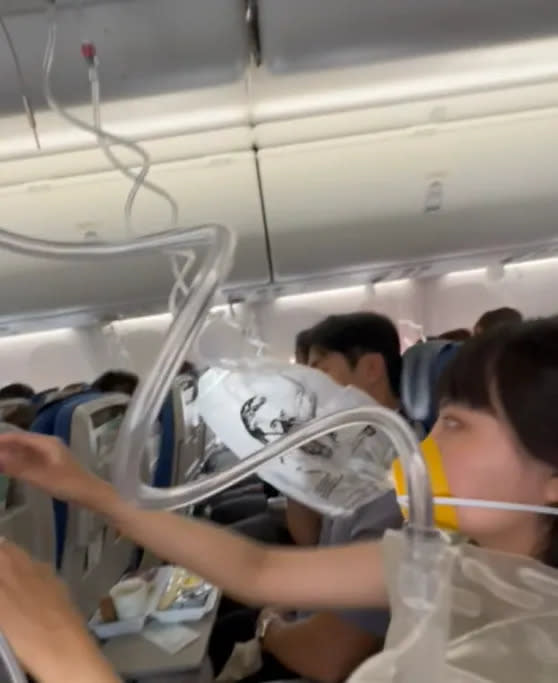 <strong>大韓航空KE-189班機發生系統失常事件，旅客紛紛按指示戴上氧氣面罩。 （圖／旅客提供） </strong>