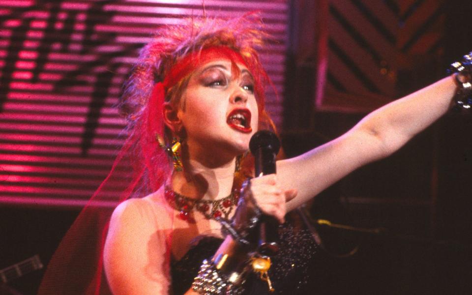 Schriller als Madonna, rotzfrech und mit gigantischen Pop-Hits im Gepäck: Cyndi Lauper setzte in Sachen Mode immer wieder Ausrufezeichen und half mit, ein völlig neues Rollenverständnis für junge Frauen zu definieren. Ihr unwiderstehliches und unmissverständliches Motto: "Girls Just Wanna Have Fun!" (Bild: Chris Walter/WireImage/Getty Images)