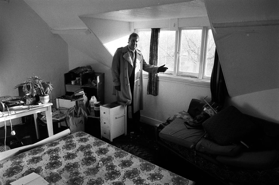 PA NEWS PHOTO 15/11/83  ESTATE AGENT LEON ROBERTS IN THE SECOND FLOOR FLAT OF MASS MURDERER DENNIS ANDREW NILSEN WHO LIVED AT NO. 23 CRANLEY GARDENS, MUSWELL HILL, LONDON