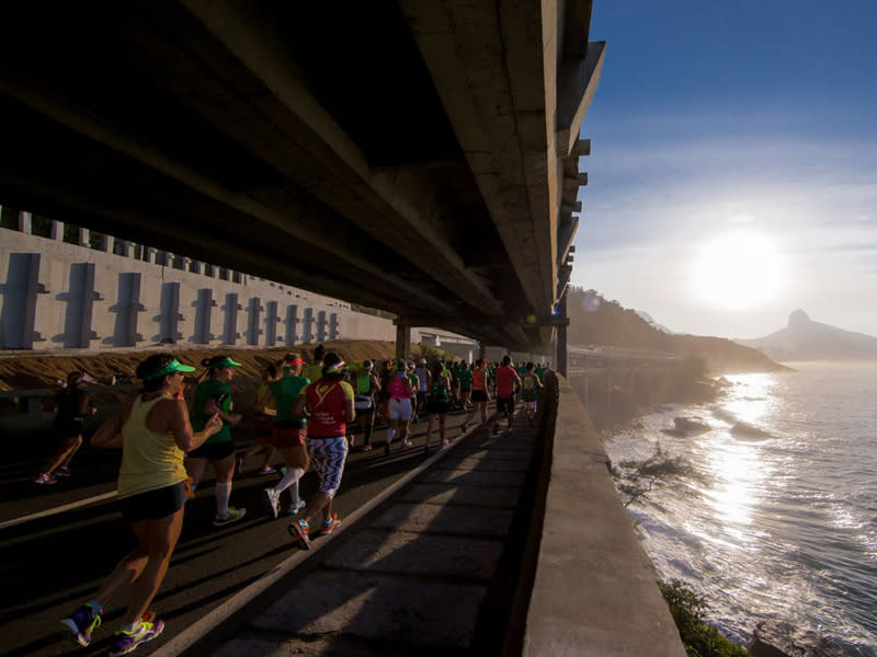 Marathonläufer überqueren den Elevado do Joa während des Rio de Janeiro-Marathons. (Bild: Buda Mendes/Getty Images)