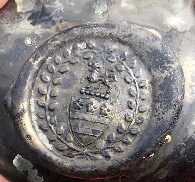 El sello de una botella muestra el escudo de armas de la familia Legge, que fueron ancestros de George Washington, el primer presidente de EE.UU.