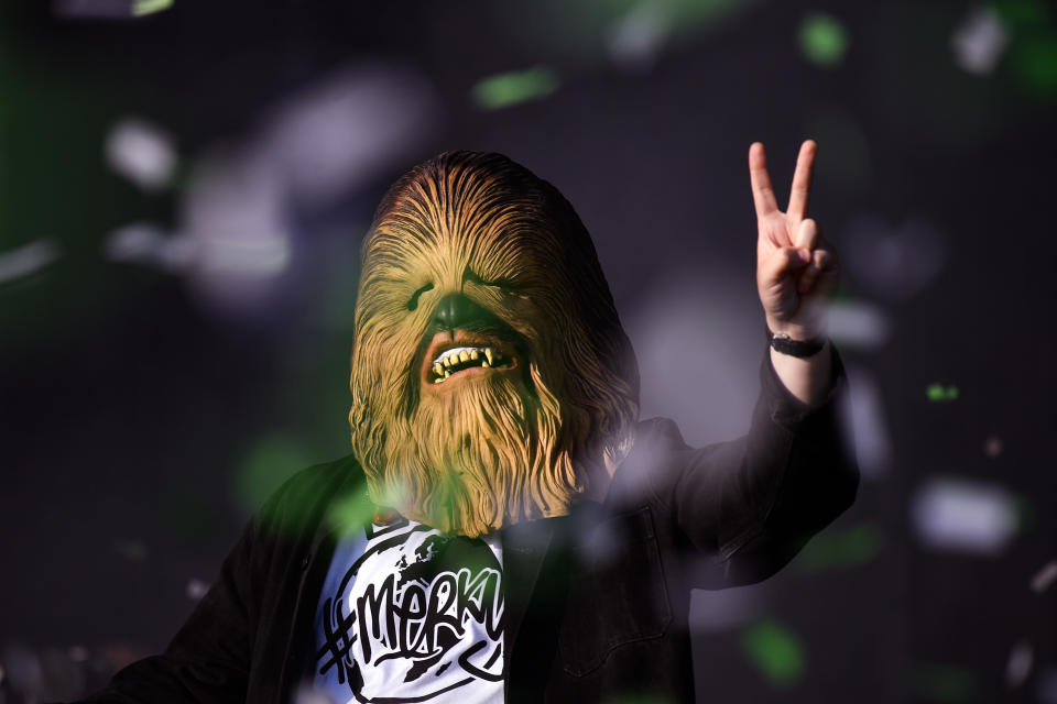 Lewis Capaldi comes on stage wearing a Chewbacca mask at the 2019 TRNSMT Festival. (Getty Images)