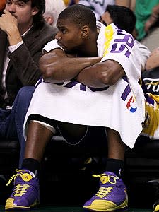 Andrew Bynum's sore right knee limited him to just 12 minutes in the Lakers' Game 4 loss