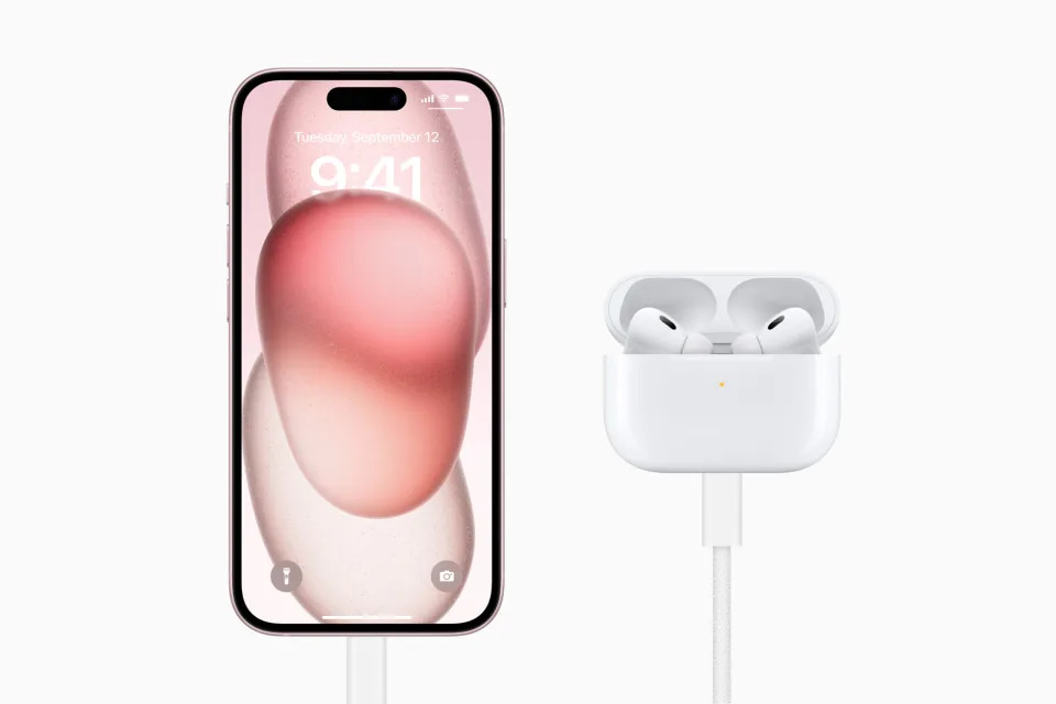 iPhone 15使用者可以用全新USB-C直接從iPhone為新款AirPods Pro充電。（圖／取材自蘋果）