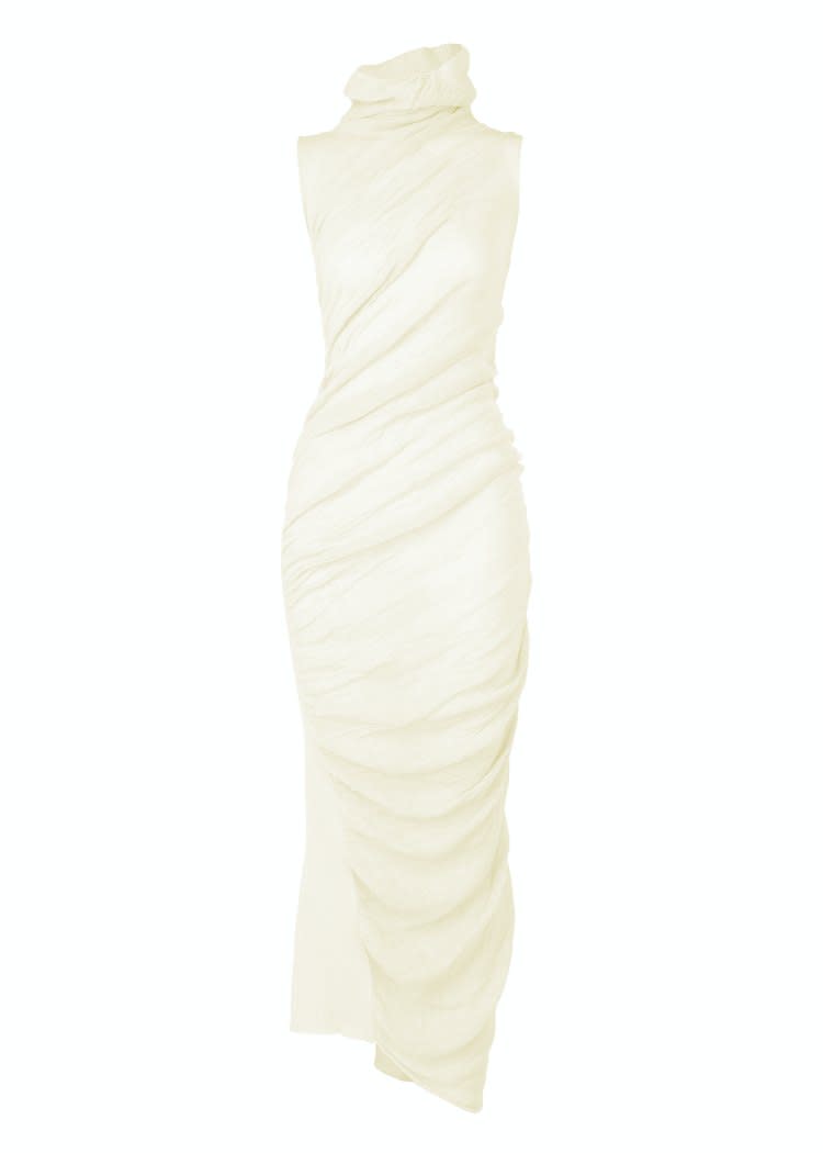 很懂的玩布料的 Issey Miyake，這件白色洋裝透過抓皺及薄針織面料再次創造驚喜 source：Issey Miyake