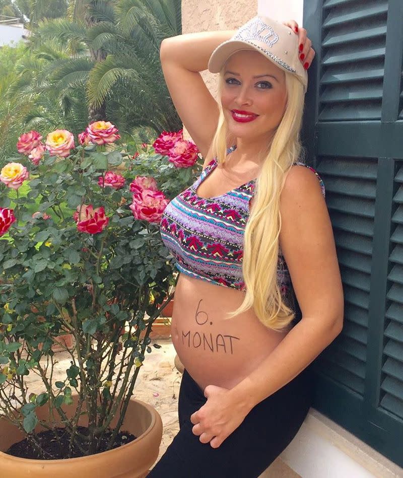 BALD MAMA So schön schwanger: Im Sommer präsentierte uns Daniela Katzenberger auf Facebook stolz ihre süße Babykugel. Töchterchen … (Bild: Facebook/Daniela Katzenberger)