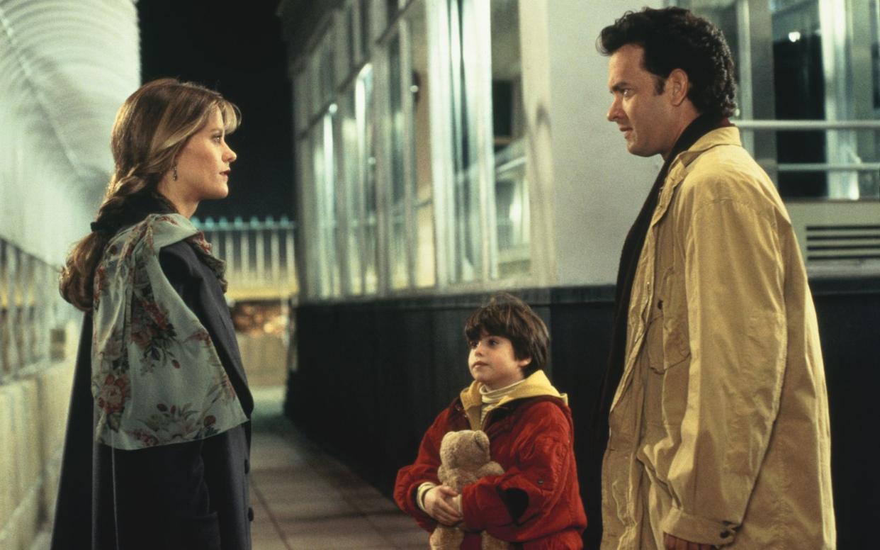 Auf der Aussichtsplattform des Empire State Building treffen sich Annie (Meg Ryan), Jonah (Ross Malinger, Mitte) und Sam (Tom Hanks). (Bild: Kabel Eins / 1993 TriStar Pictures, Inc. All Rights Reserved.)