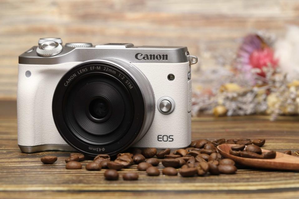 純白復古款迷你單眼相機 EOS M6全新珍珠白，搭配銀色EF-M 15-45mm鏡頭，與眾不同的典雅的氣質令人驚艷，深受文青男女喜愛。