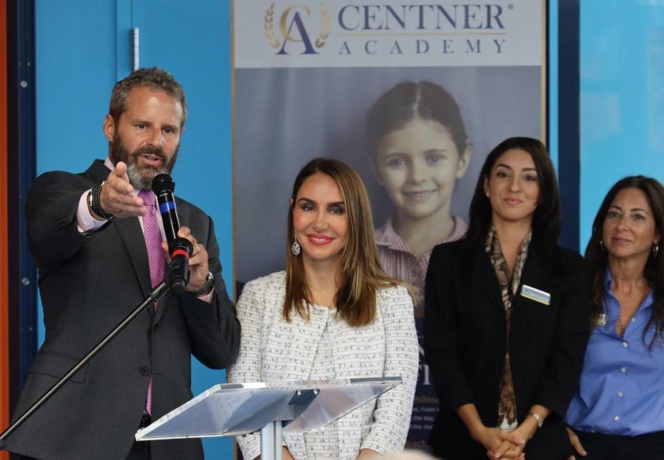 David (a la izquierda) y su esposa Lelia Centner (en el centro) durante la ceremonia de corte de cinta y la visita el miércoles 21 de agosto de 2019.