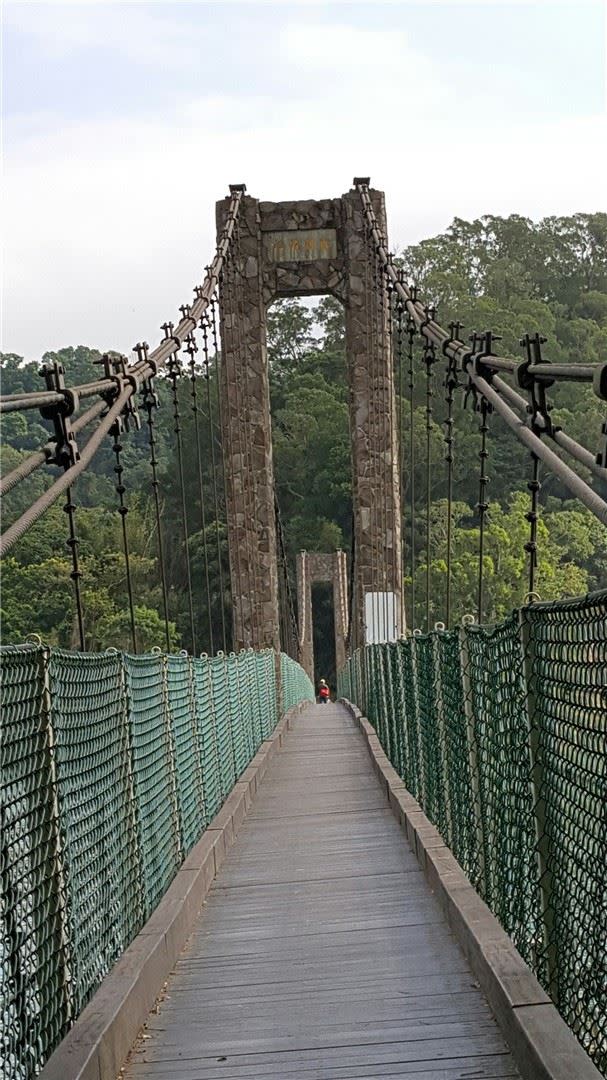 漫步寶山水庫環湖步道和寶湖吊橋，可飽覽湖光山色。（圖／翻攝自客家桐花祭網站）