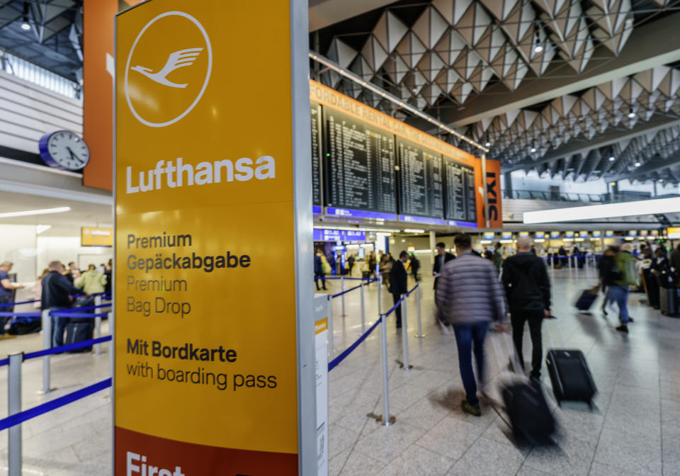 Beschäftigte der Lufthansa und der Luftsicherheit streiken am Donnerstag am Rhein-Main-Flughafen gemeinsam (Bild: Andreas Arnold/dpa)