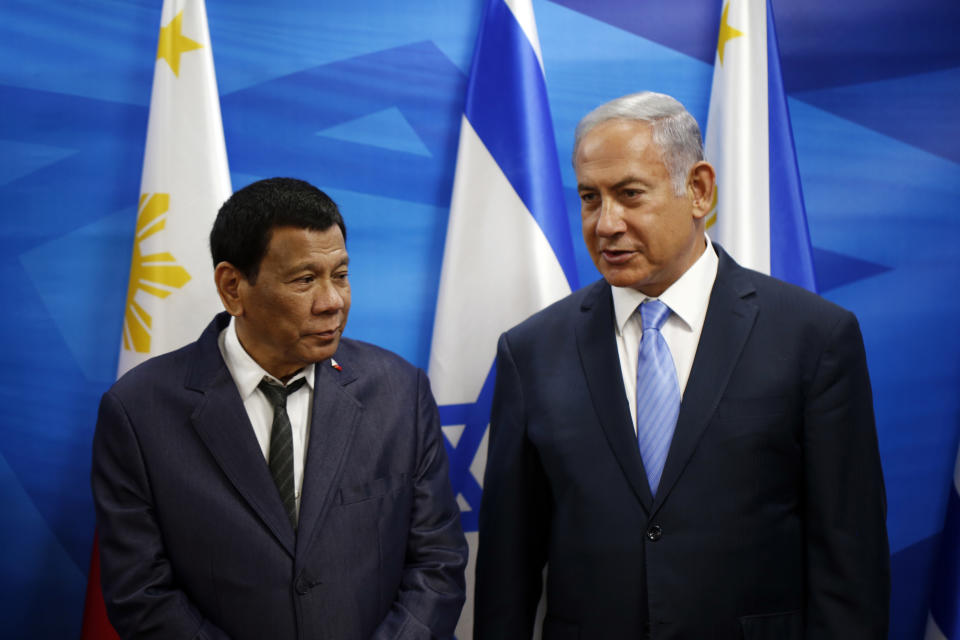 Israeli Prime Minister Benjamin Netanyahu, right, stands next to Philippine President Rodrigo Duterte during their meeting in Jerusalem on Monday, Sept. 3, 2018. (Ronen Zvulun/Pool Photo via AP)