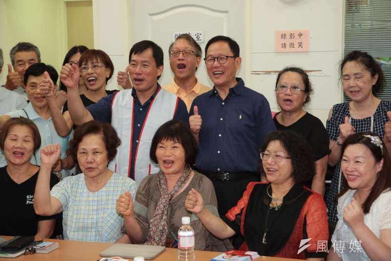 20180525-國民黨台北市長參選人丁守中25日前往敦煌里向基層里長請益。（顏麟宇攝）