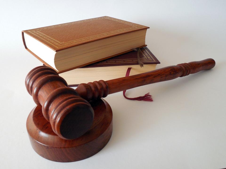 法院宣判偷情的兩人要各賠償李男20萬。（示意圖／翻攝自Pixabay）
