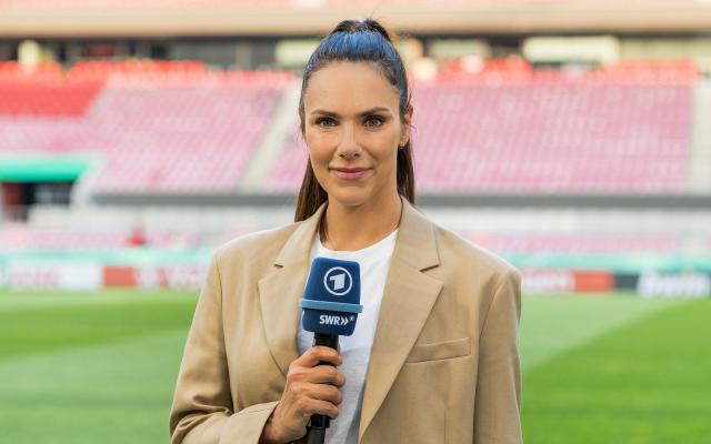 Bei der WM 2022 empfahl sich Esther Sedlaczek als Moderatorin für weitere Aufgaben. Nun bekommt sie eine Samstagabend-Show im Ersten. (Bild: SWR / Christian Koch)