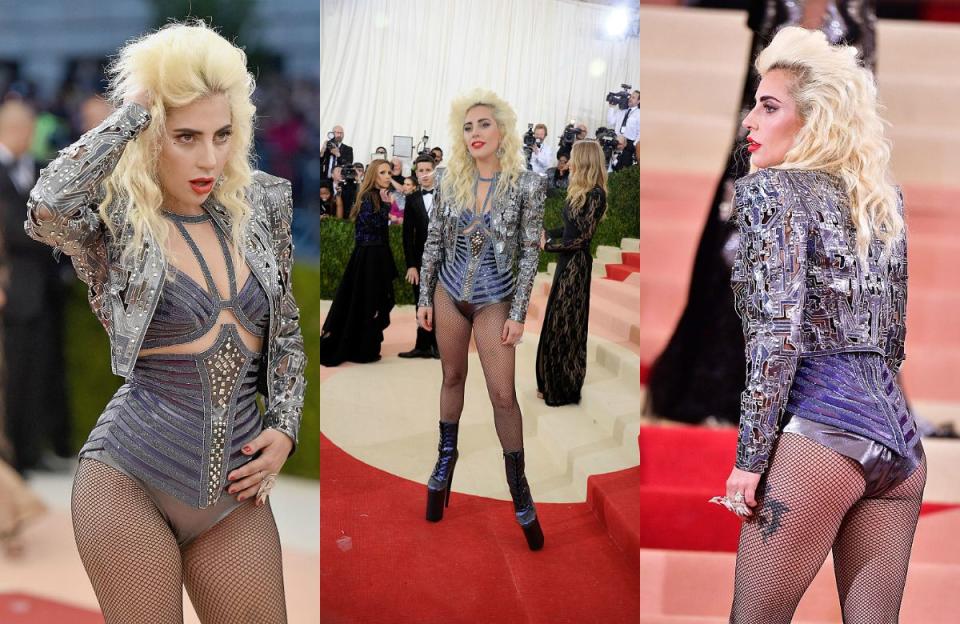 <p><strong>Quand : 2 mai 2016 </strong><br> Cette tenue que Gaga a qualifié de « confortable » ne comprend pas de pantalon, mais un corset taille haute et un soutien-gorge à bretelles Atelier Versace. <em>(Photos : Getty)</em> </p>