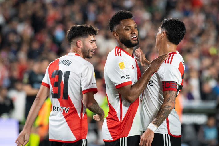 Con dos goles de Borja (centro), River goleó a Independiente en el Monumental