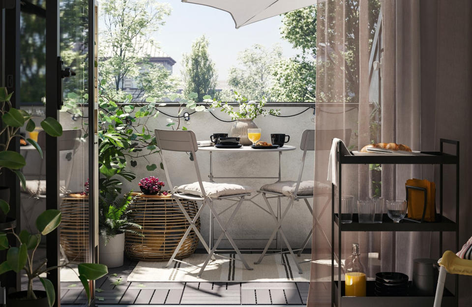 Des tables de balcon ultra-pratiques et design pour un mini-extérieur