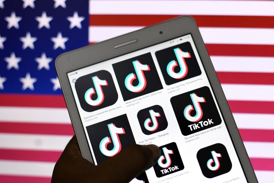 INDIA - 2021/06/09: In this photo illustration, Tiktok logos seen displayed on an Android Tablet Phone along with United States flag in the background. (Photo Illustration by Avishek Das/SOPA Images/LightRocket via Getty Images)