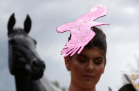Besucherin Kodie Brooks wählte für den Ladies Day eine vogelförmige Kopfbedeckung, die mit Zeilen aus einem Gedicht geschmückt war. [Foto: Getty]