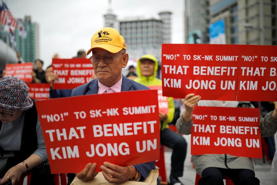 <p>Mitglieder einer südkoreanischen, konservativen und rechtsgerichteten Bürgervereinigung protestieren in Seoul gegen den nordkoreanischen Machthaber Kim Jong-un. (Bild: REUTERS/Kim Hong-Ji) </p>