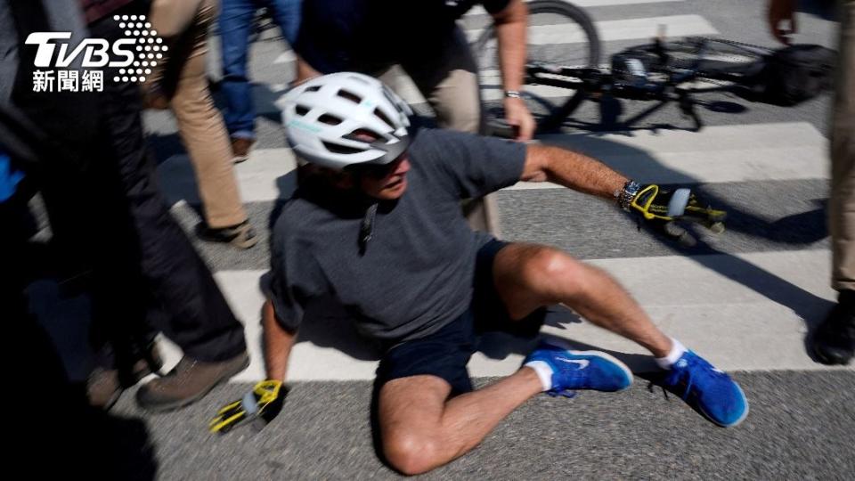 拜登79歲時，曾在騎自行車時摔倒，不過馬上就站起來表示自己沒事。（圖／達志影像路透社） 
