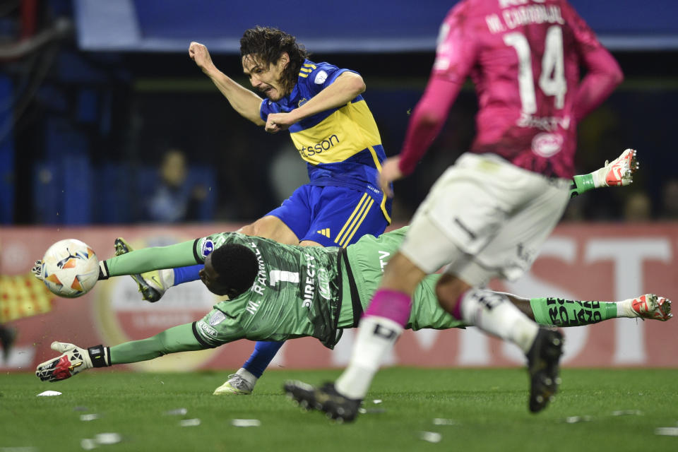 El argentino Edinson Cavani, del club argentino Boca Juniors, anota el tanto de su equipo ante el portero Moisés Ramírez, del club ecuatoriano Independiente del Valle, durante un partido de la eliminatoria de la Copa Sudamericana en la Bombonera de Buenos Aires, Argentina, el miércoles 24 de julio de 2024. (AP Foto/Gustavo Garello)