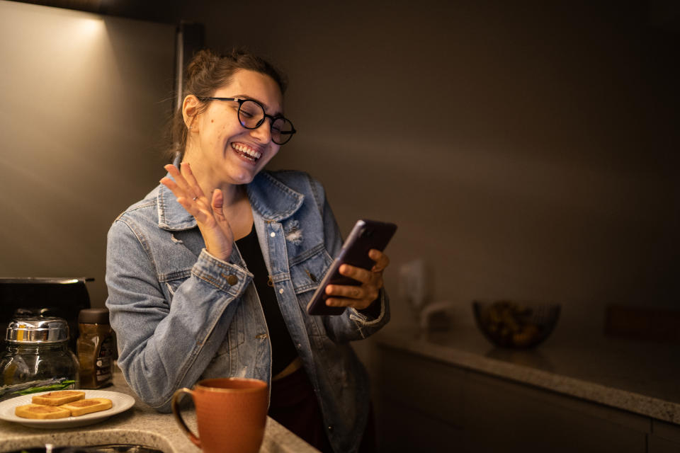 Cuidado con las videollamadas o simplemente las llamadas de teléfono, son el formato de comunicación en el que más se miente. Foto: Getty Images. 