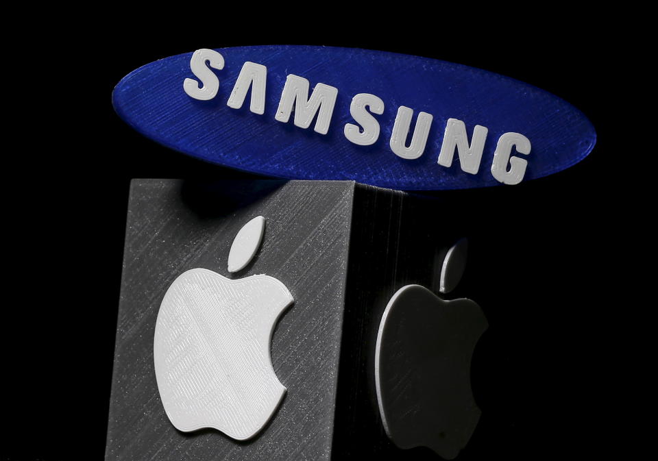 La incesante lucha entre Samsung y Apple por el trono mundial de los celulares inteligentes. Foto:  REUTERS/Dado Ruvic