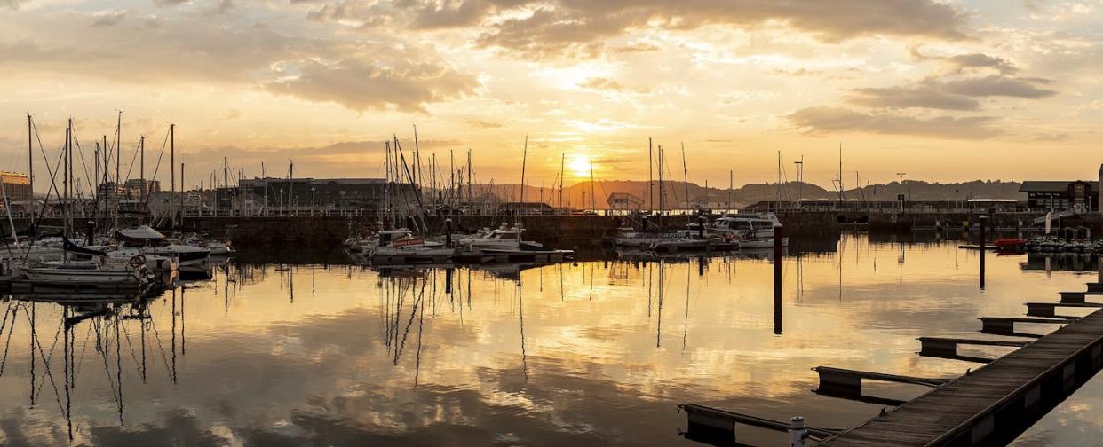 El puerto deportivo de Gijón, Asturias, al atardecer. <a href="https://upload.wikimedia.org/wikipedia/commons/thumb/f/f1/Panorama_of_Gij%C3%B3n_at_sunset1.jpg/2048px-Panorama_of_Gij%C3%B3n_at_sunset1.jpg" rel="nofollow noopener" target="_blank" data-ylk="slk:David Álvarez López/Wikimedia Commons;elm:context_link;itc:0;sec:content-canvas" class="link ">David Álvarez López/Wikimedia Commons</a>, <a href="http://creativecommons.org/licenses/by/4.0/" rel="nofollow noopener" target="_blank" data-ylk="slk:CC BY;elm:context_link;itc:0;sec:content-canvas" class="link ">CC BY</a>