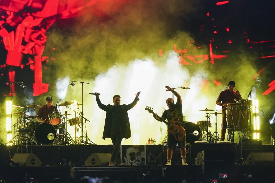 La banda argentina de rock Los Fabulosos Cadillacs se presenta en un concierto gratuito en el Zócalo de la Ciudad de México el sábado 3 de junio de 2023. (Foto AP/Aurea Del Rosario)