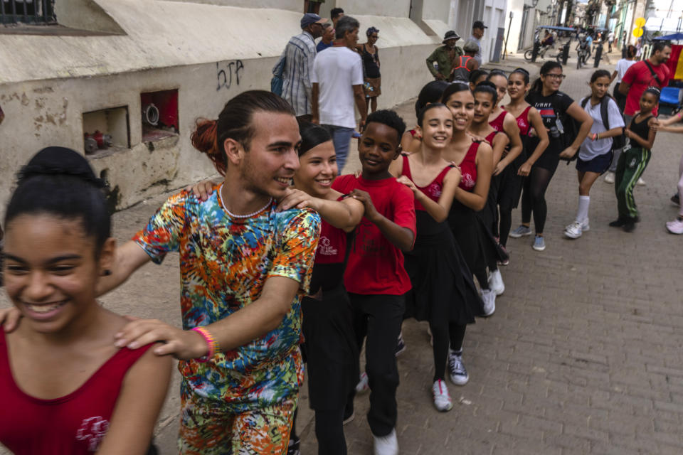 Bailarines y público hacen una fila de conga durante el festival Ballet Beyond Borders en La Habana, Cuba, el martes 9 de enero de 2024. (Foto AP/Ramón Espinosa)